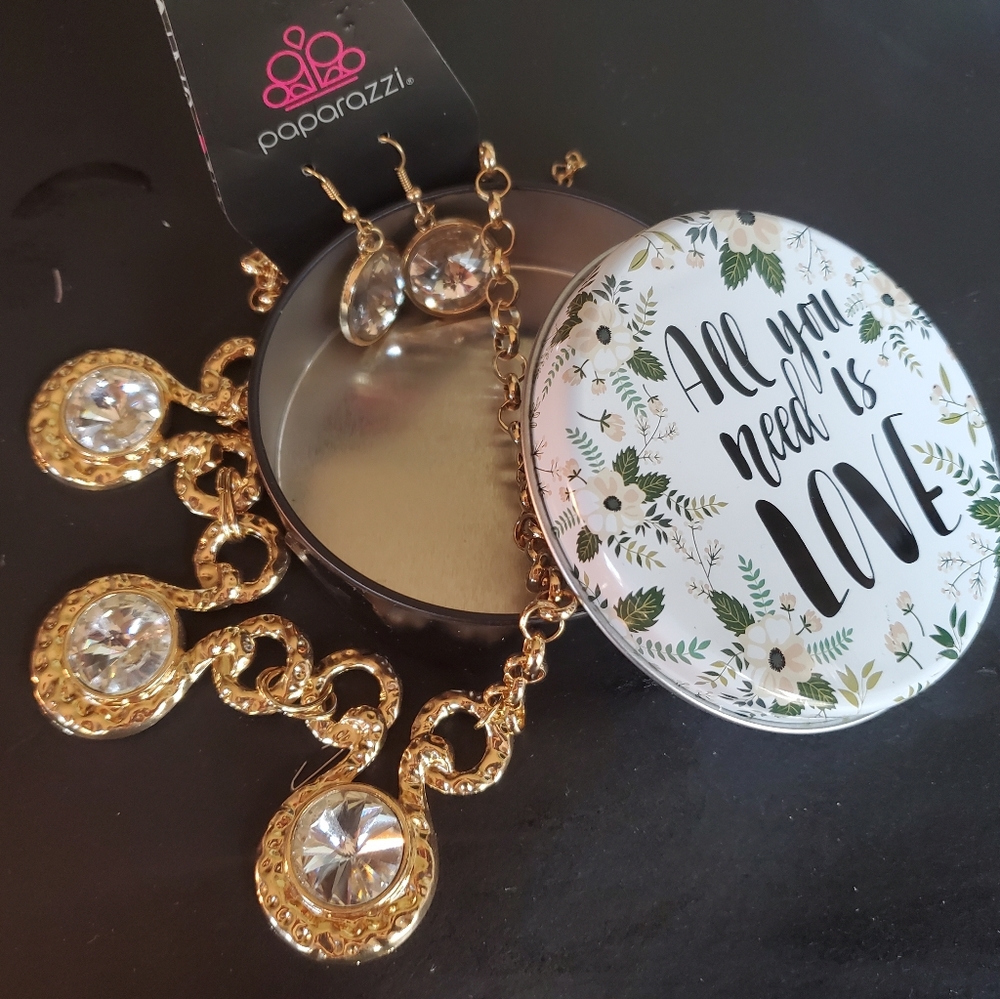 Paparazzi Gold Knecklace with metal gift box